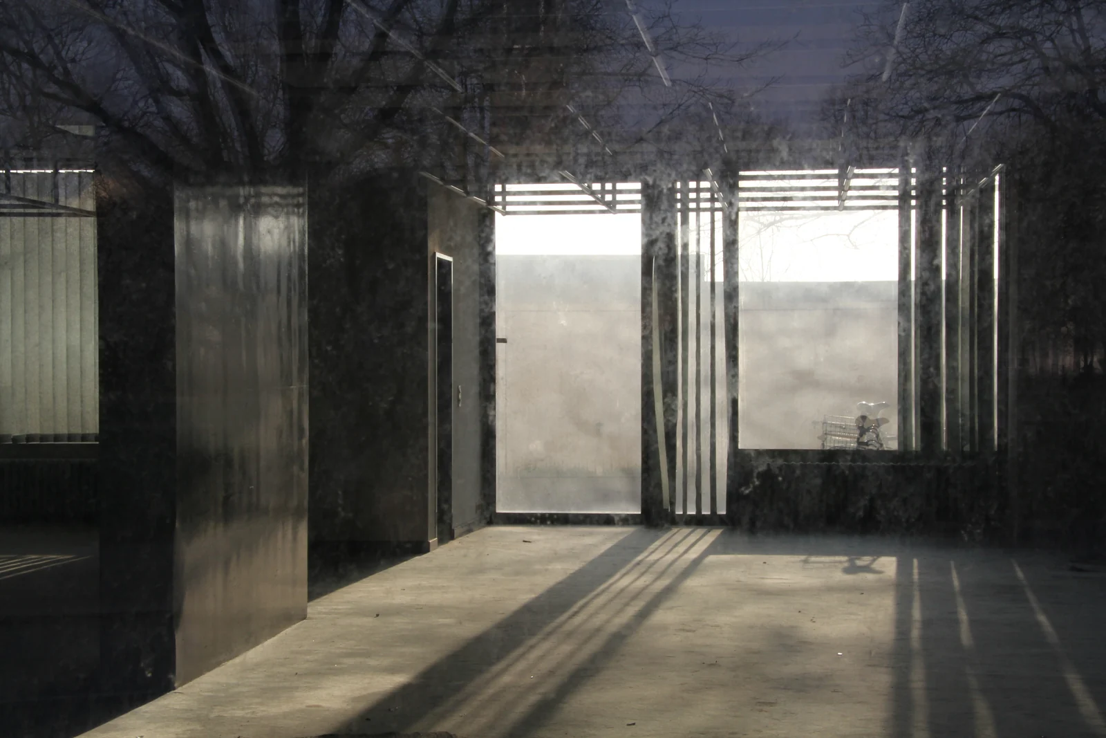 Leerer Betonraum mit Fensterschatten auf dem Boden